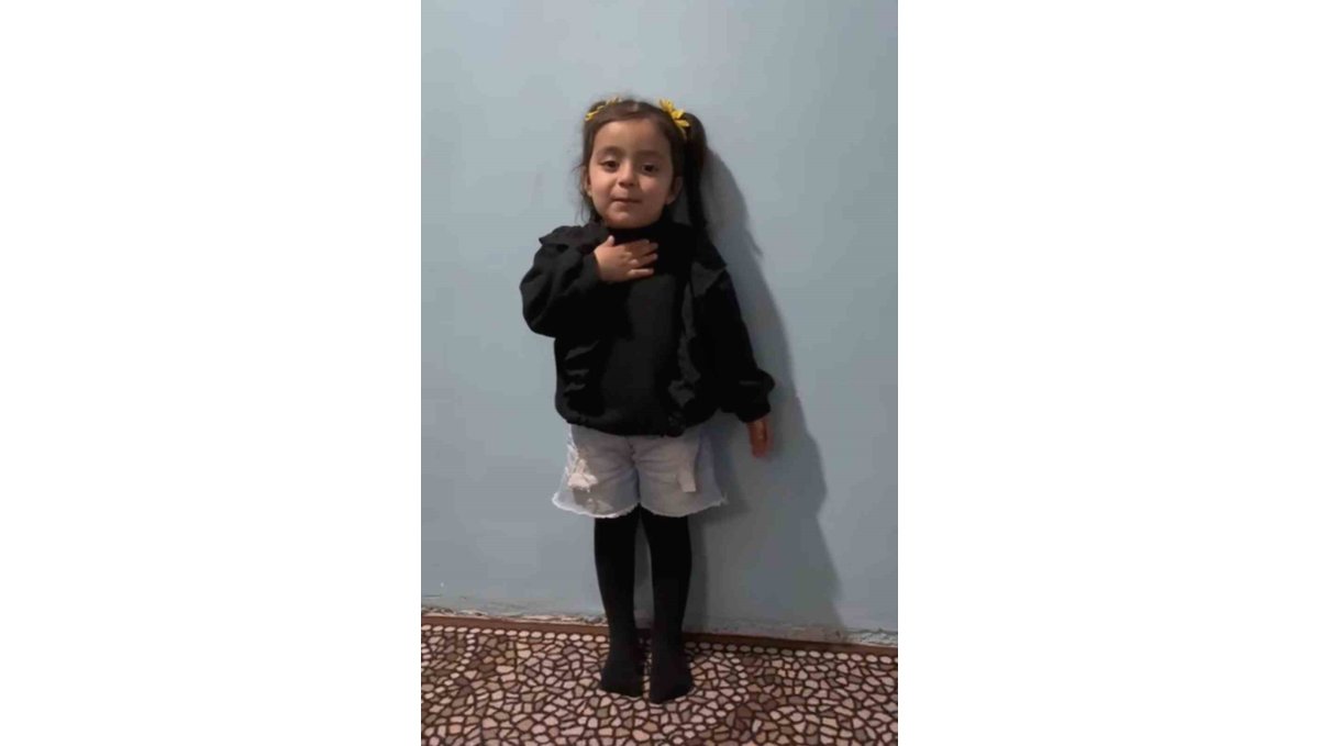 3 yaşındaki Avzem Türkeli'den duygulandıran İstiklal Marşı performansı