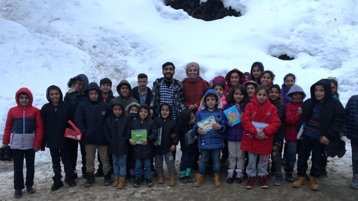 3 yıldır tek başına köylerdeki çocuklara yardım götürüyor