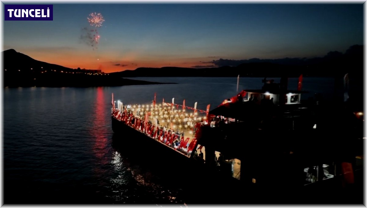 30 Ağustos kutlamalarında Tunceli farkı: Kutlamalar gezi feribotunda yapıldı