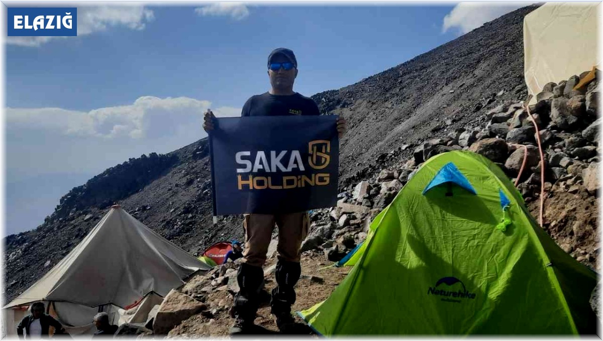 30 Ağustos'un 100'üncü yıl dönümünde Ağrı Dağının zirvesinde bayrak açtılar