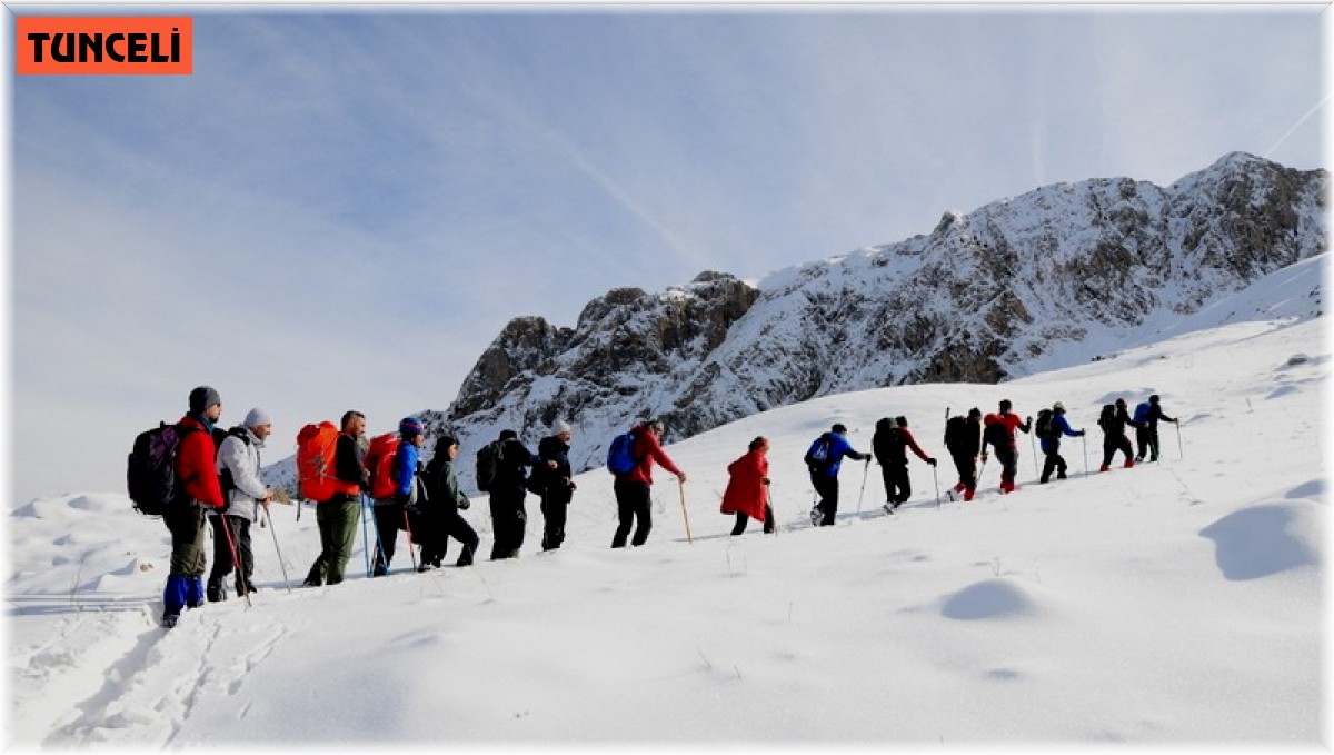 30 dağcı, 6 saatte karlı kaplı zirveye tırmandı