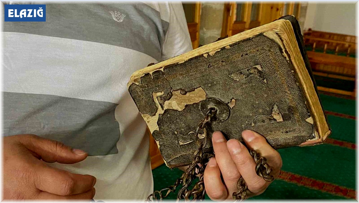 300 yıldır muhafaza edilen Kur'an-ı Kerim'in kapağındaki zincirler dikkat çekiyor