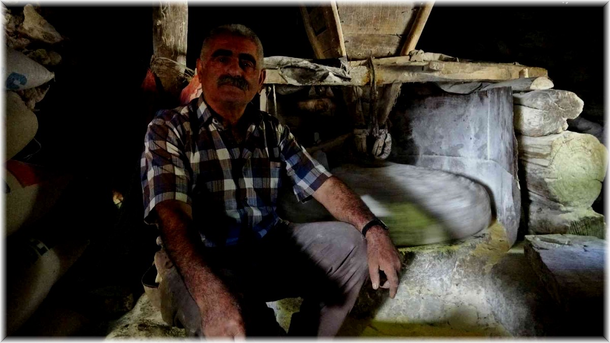 300 yıllık su değirmeni teknolojiye rağmen dönüyor