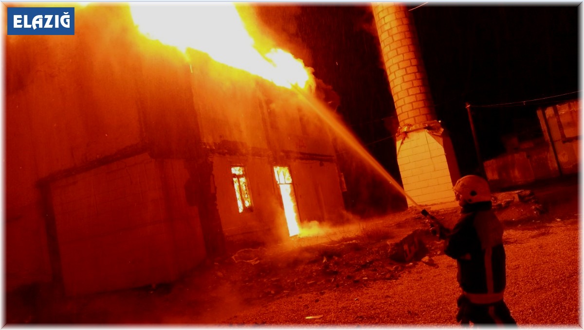 300 yıllık tarihi cami yanarak kullanılmaz hale geldi