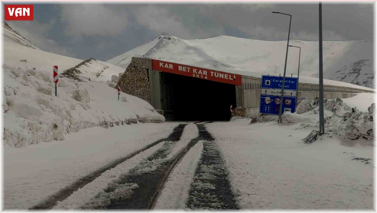 3000 rakımlı Karabet Geçidi kar altında