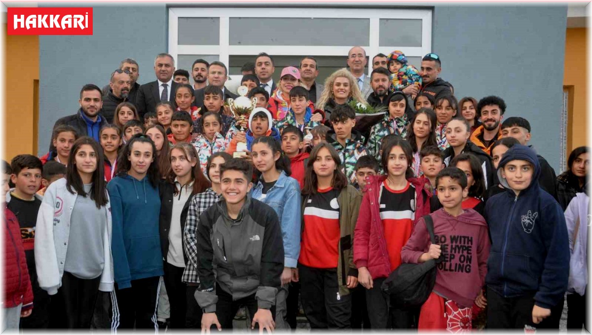 32 madalyayla dönen Yüksekovalı sporculara davul zurnalı karşılama