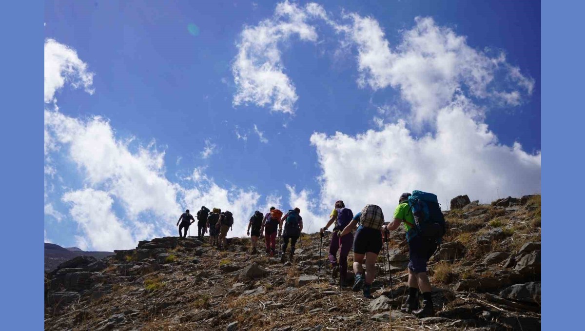 34 dağcı Yüksekova Sat Gölleri'nde doğa yürüyüşü gerçekleştirdi