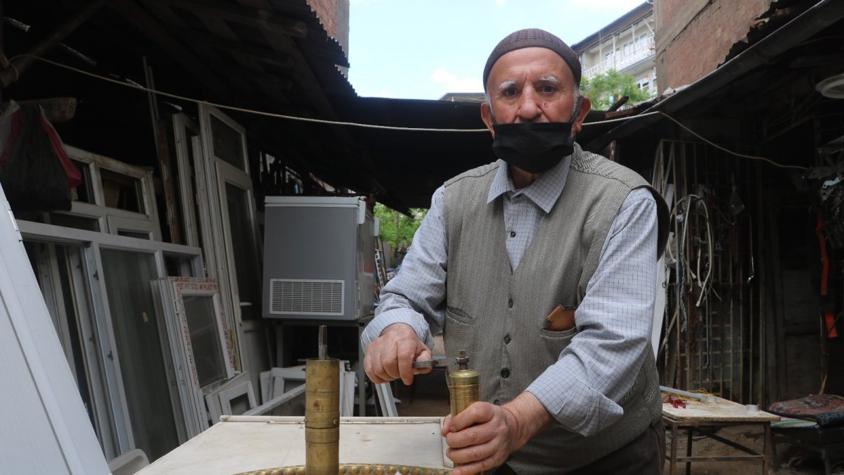 35 yıl önce bulduğu kahve değirmenlerini yıllardır saklıyor
