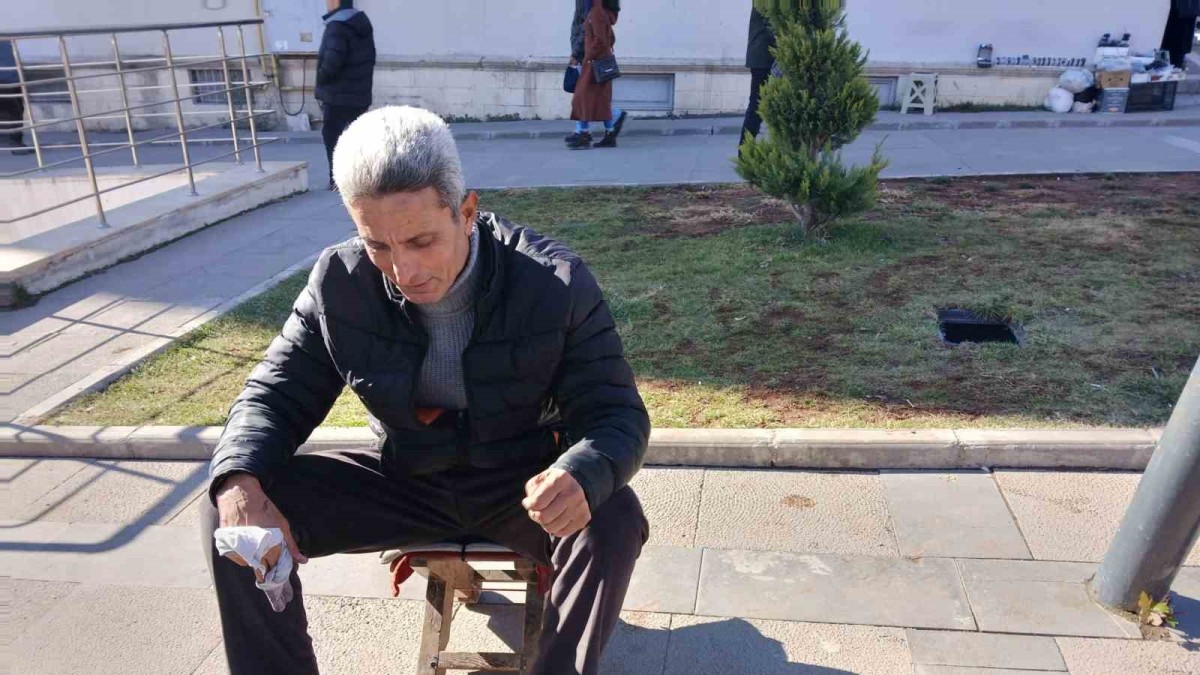 35 yıldır ayakkabı boyayarak evini geçindiriyor