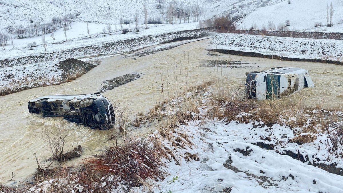 Ağrı'dan Muş'a giden minibüs Korkut'ta dereye düştü: 8 yaralı