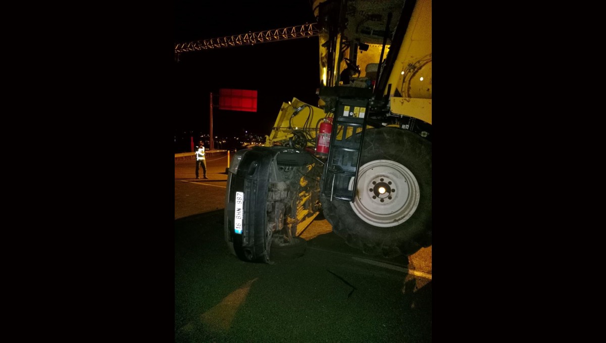 Ağrı'da Kamyonet ile Biçerdöver Karayazı Kavşağı'nda Çarpıştı: 2 Yaralı