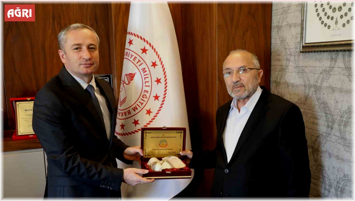 37 yıllık öğretmenlik hayatına veda eden Orhan Aydın'a plaket verildi