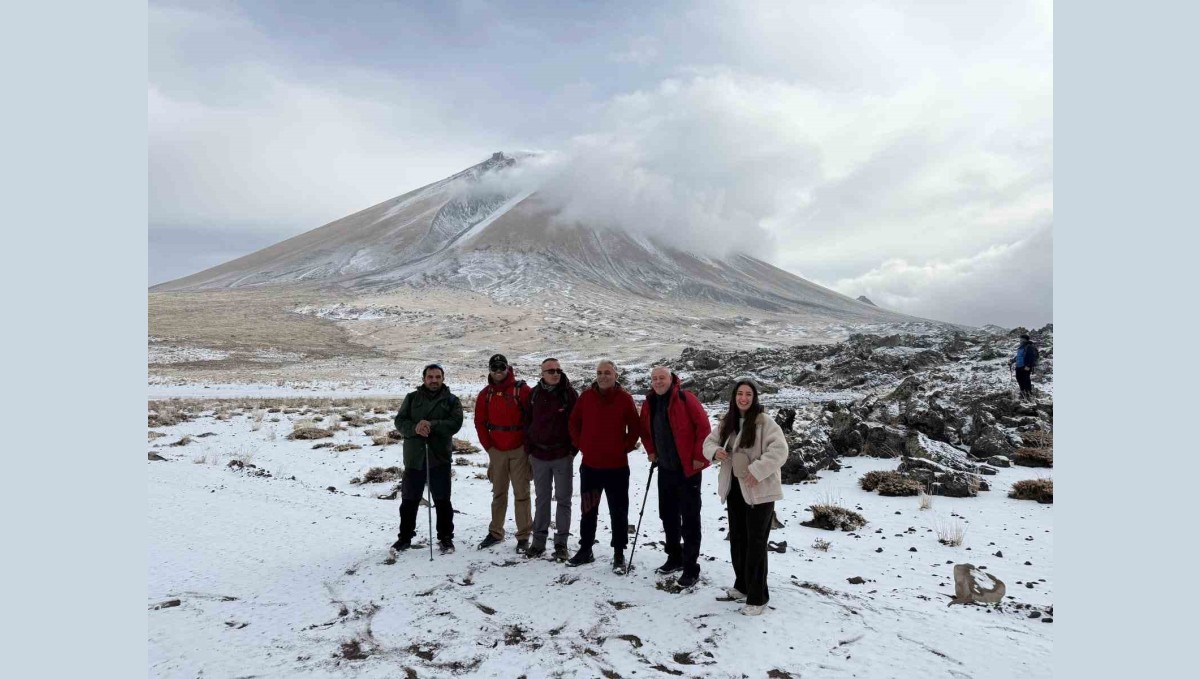 Ağrı Dağı'nda kar yağışına rağmen 27 dağcı tırmanışa geçti