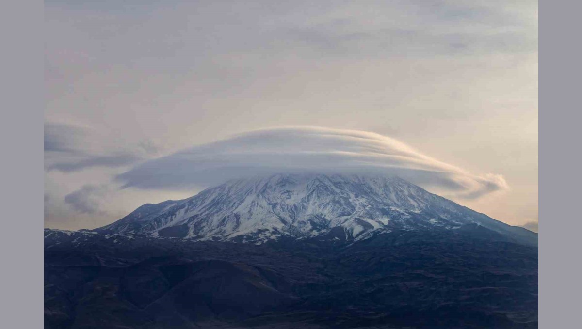 Ağrı Dağı'nda "mercek bulutu" hayran bıraktı