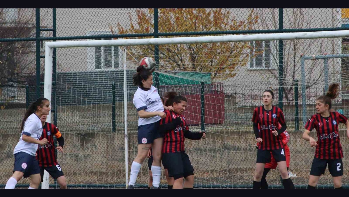 Ağrı Kadın Futbol Takımı, Erzincan'ı 5-0 mağlup etti