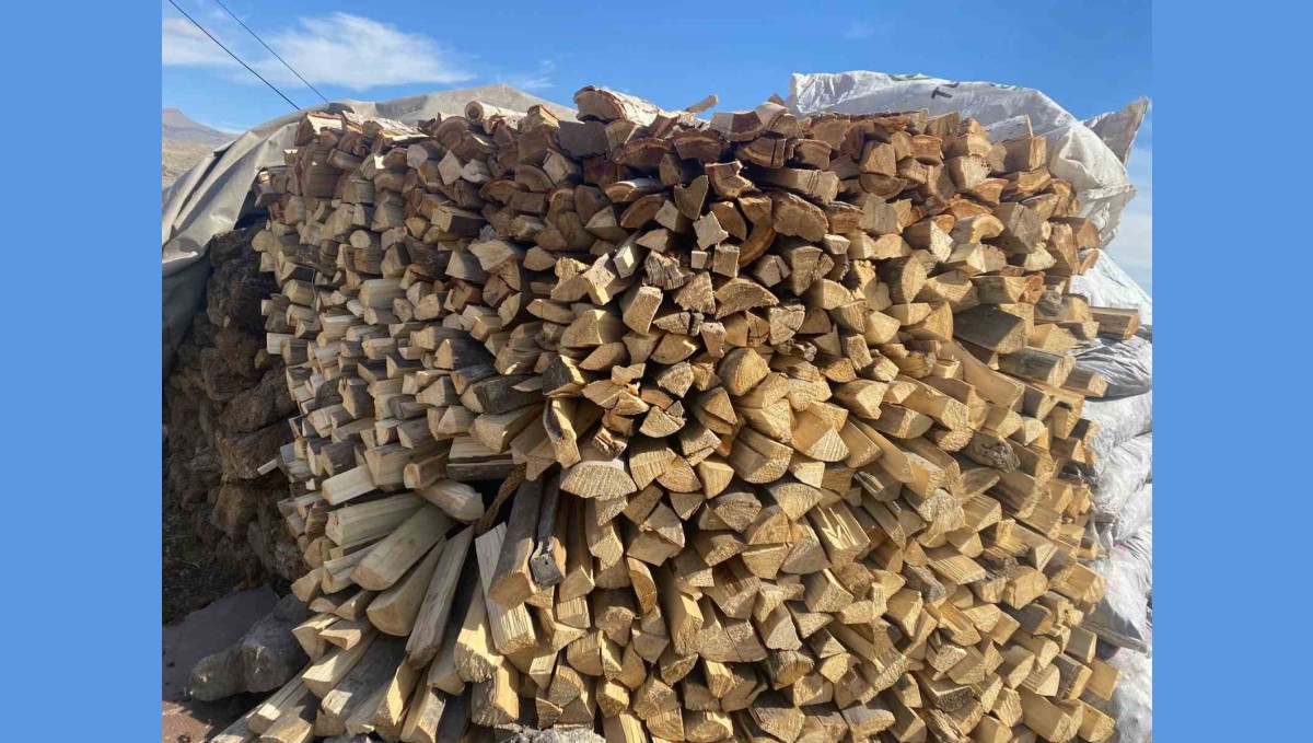 Patnos'ta kış yaklaşırken odun istifleme çalışmaları hız kazandı