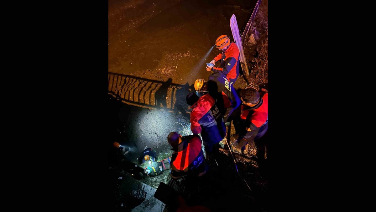 Ağrı'da köprüden düşen kişi ekiplerin hızlı müdahalesiyle kurtarıldı