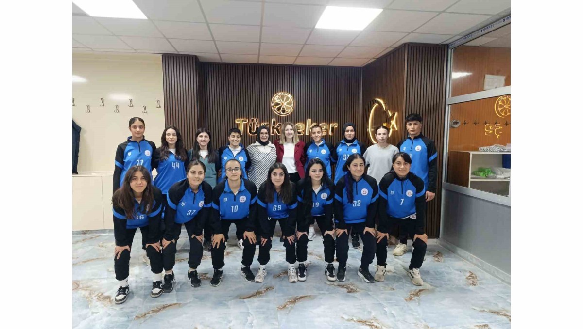 Ağrı'da kadın futbol takımına moral yemeği