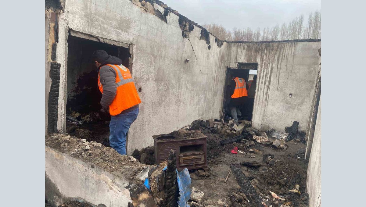 Patnos'ta evi yanan aileye dernekten yardım eli