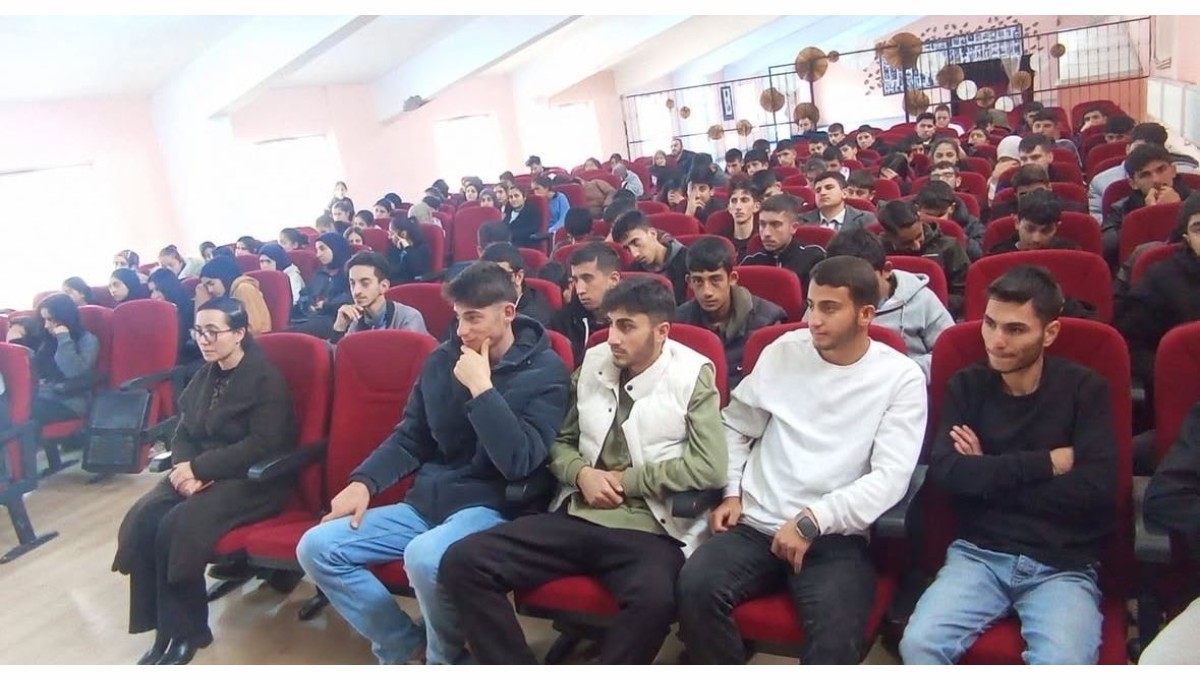 Hamur'da gençlere "Hayatın ritmi namaz" sunumu