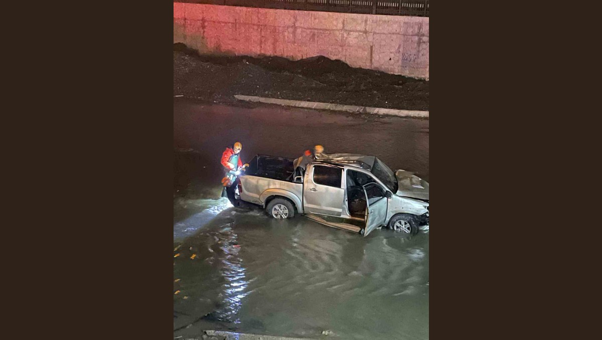 Ağrı'da Murat Nehri'ne uçan pikaptaki 5 kişi yaralı kurtarıldı