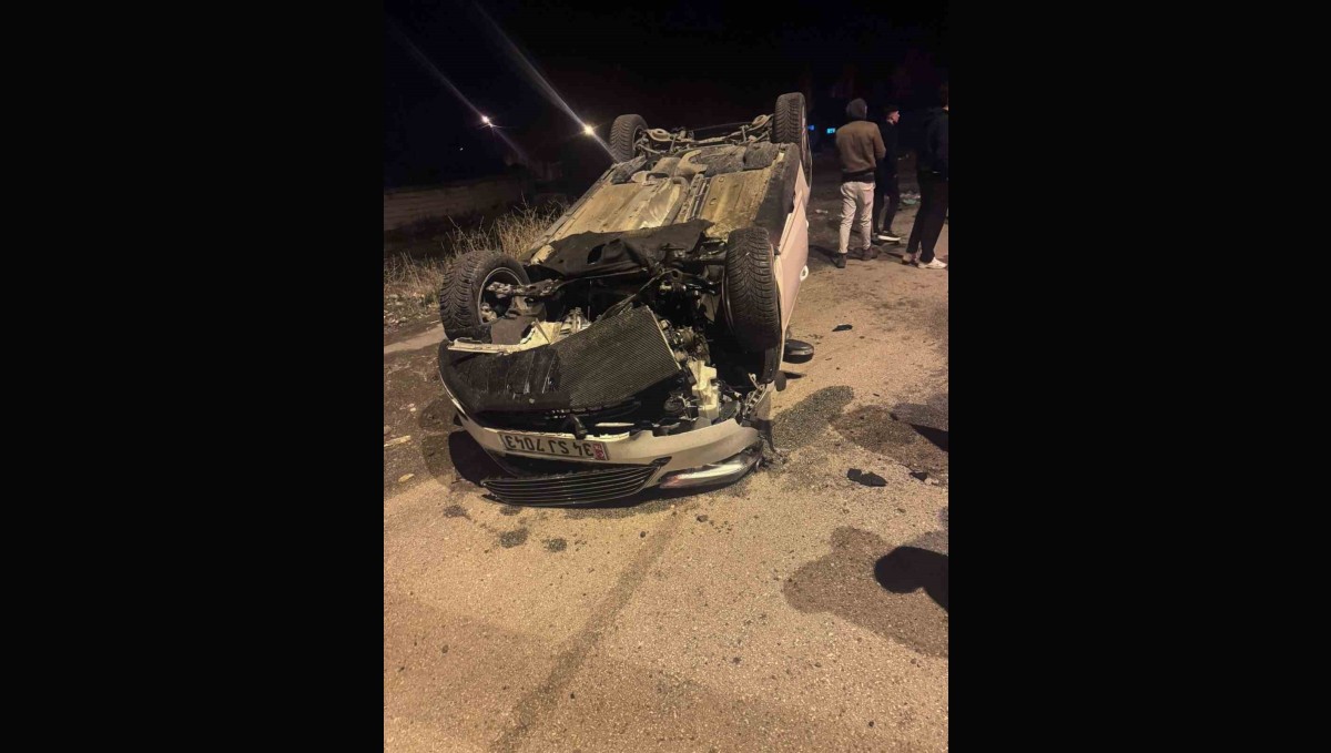 Ağrı'da kazada kaldırıma çarpan araç takla attı: 2 yaralı
