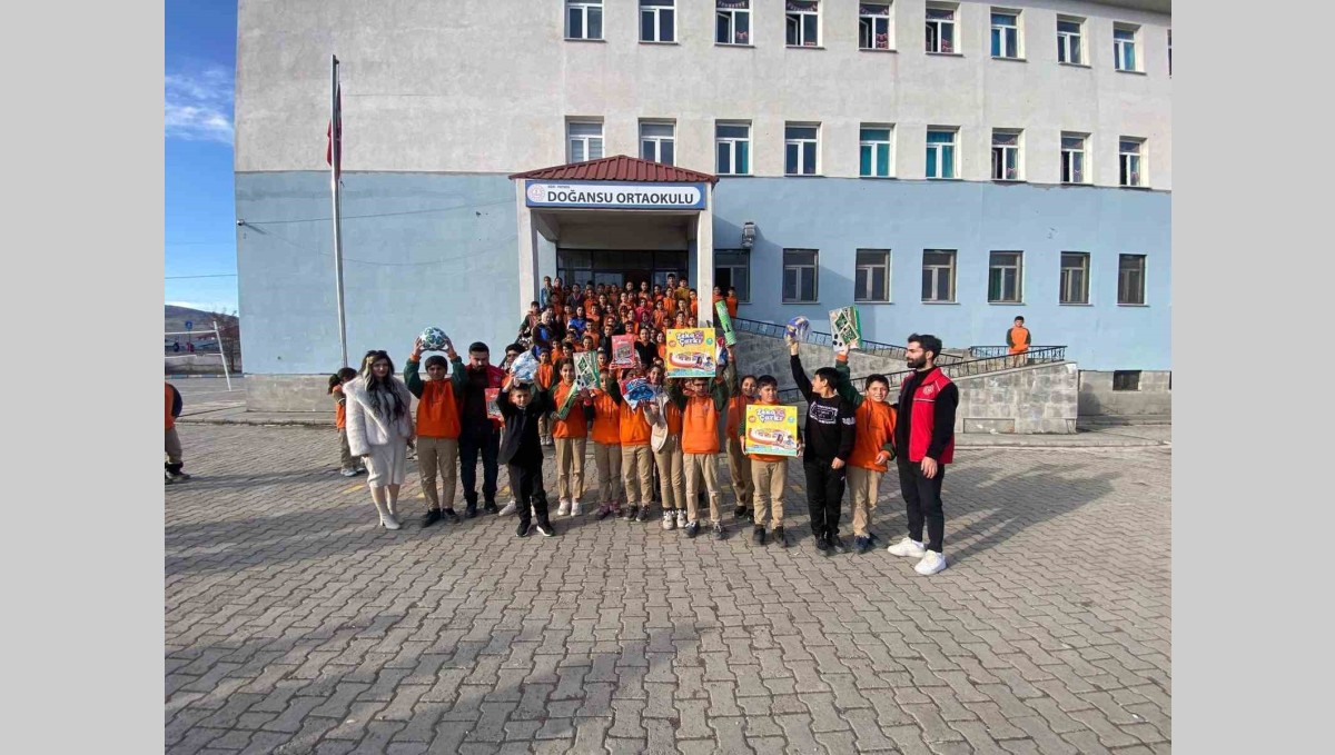 Patnos'ta Doğansu İlk ve Ortaokulu Öğrencilerine Bot, Mont ve Spor Malzemesi Desteği
