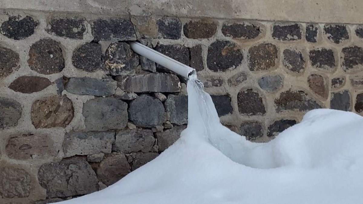 Ağrı'da dondurucu soğuklar etkisini sürdürüyor