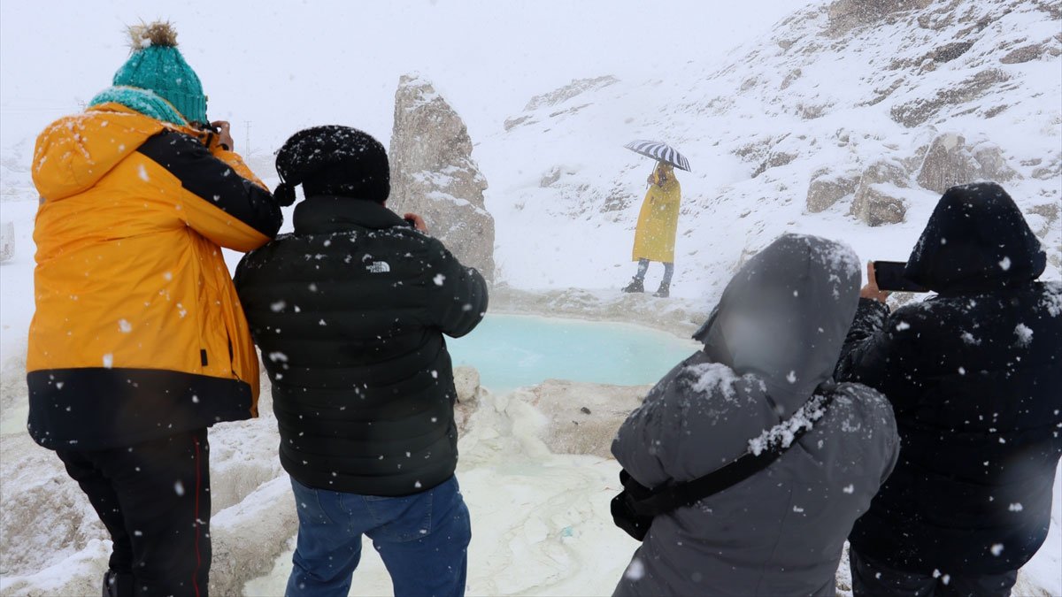 1 Metre Karın Altında Turkuaz Kaplıca: Ağrı’daki Kış Manzaraları Fotoğrafçıları Büyülüyor