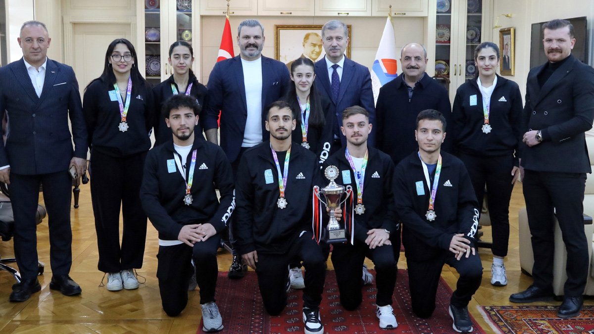 AİÇÜ Badminton Takımı'ndan büyük başarı: Süper Lig bileti geldi