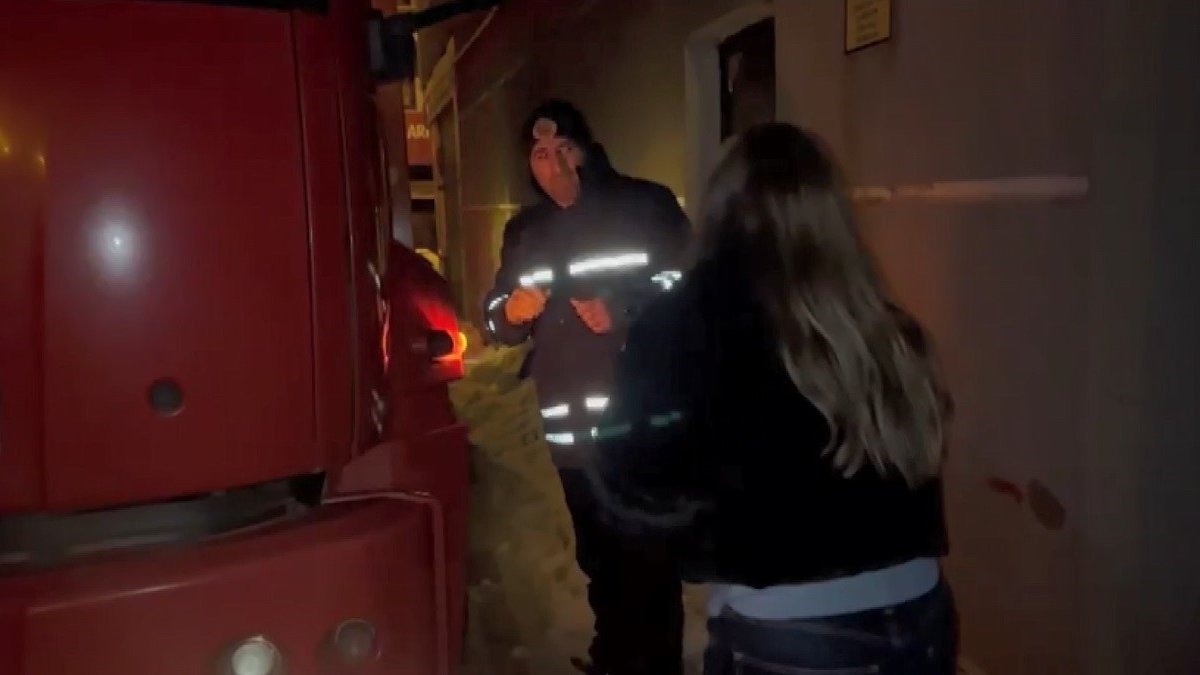 3’üncü Katta Mahsur Kaldı, İtfaiye Balkondan Girip Kapıyı Açtı