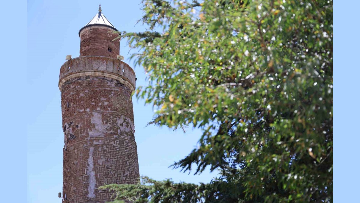 4 bin yıllık Harput'a gelenler, Pisa'dan daha eğri minareyi görünce şaşırıyor