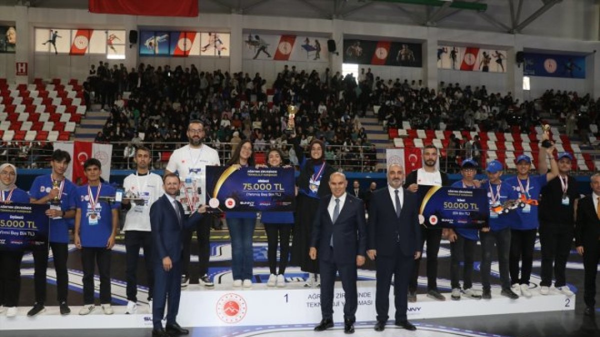 4 ilden lise öğrencileri, Ağrı'daki teknoloji yarışmasında kendi tasarladıkları robotlarla yarıştı