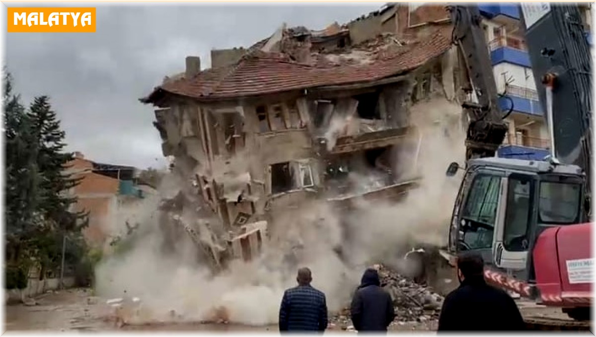 4 katlı ağır hasarlı bina saniyeler içerisinde yıkıldı