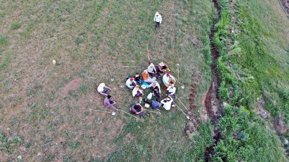 4 kilometrelik sulama kanalını 70 yıldır imece usulüyle temizliyorlar