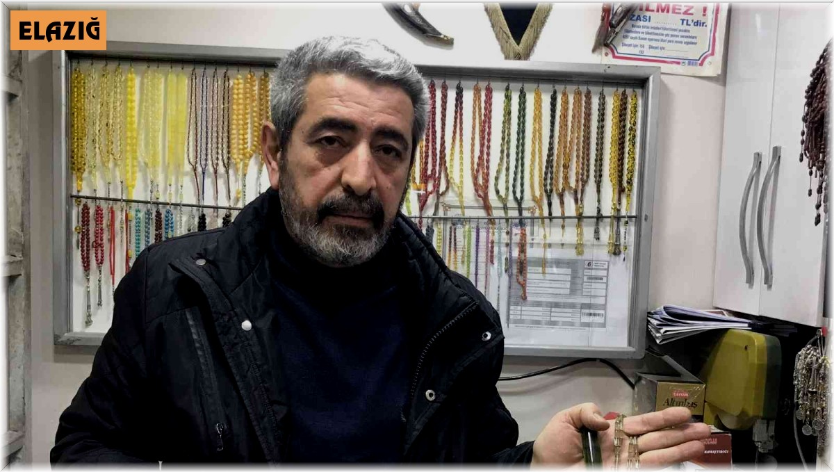 4 metrekarelik dükkana dünyaları sığdırdı