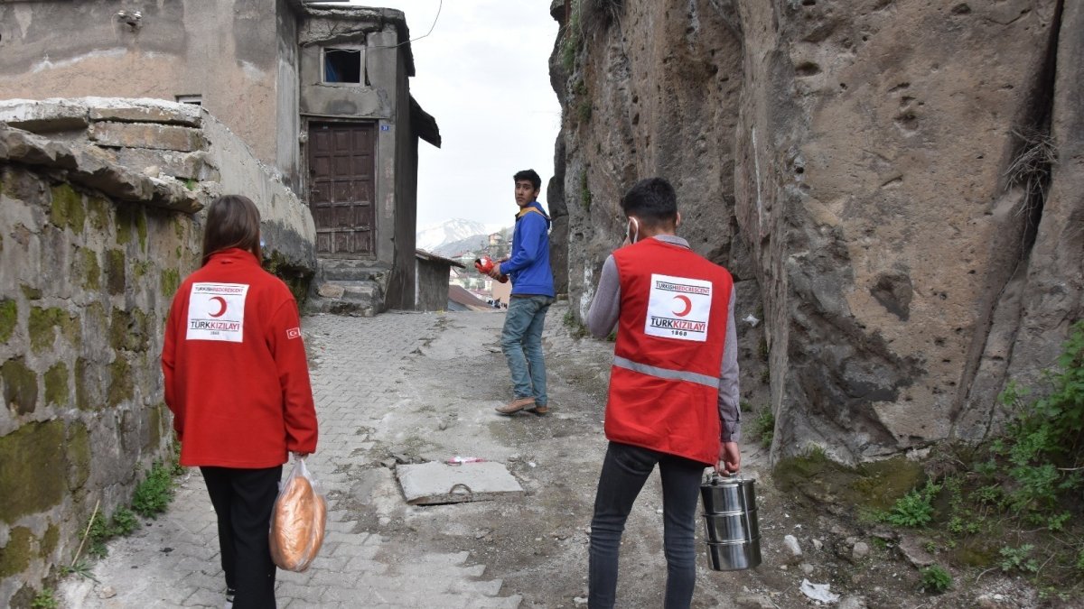 40 gönüllüden 400 aileye sıcak yemek