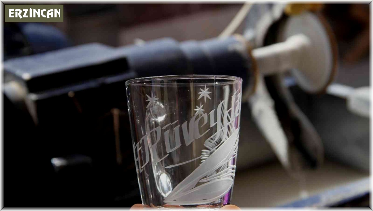 40 yıldır cama sanatını işliyor