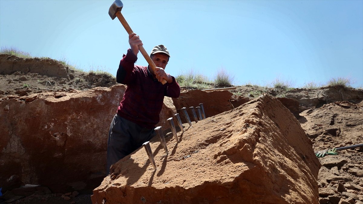 40 yıldır elinden düşürmediği balyozla kaya bloklarını parçalıyor