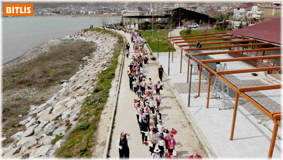 400 öğrenci yürüyüş yapıp sahilde kitap okudu