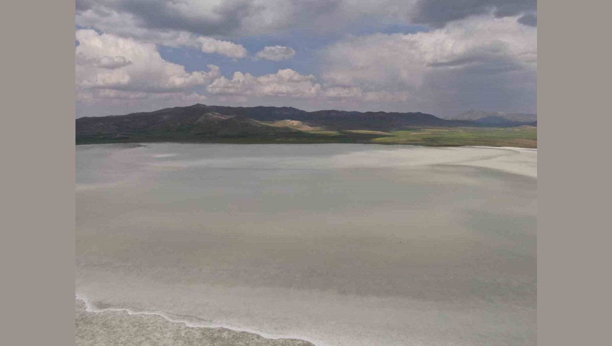 407 hektar alana sahip olan Akgöl, bu yıl erken kurudu