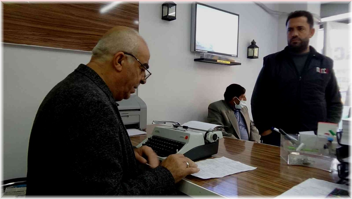 41 yıldır teknolojiye teslim etmediği daktiloyla vatandaşa hizmet veriyor