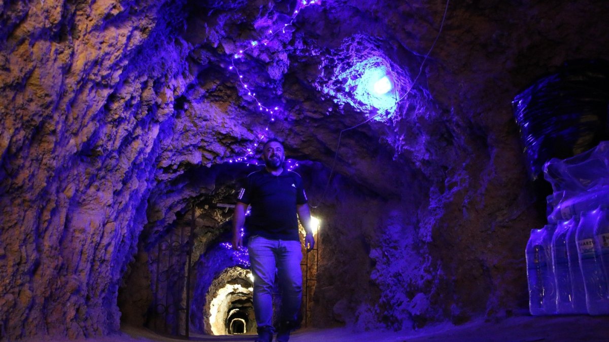 420 metre uzunluğundaki tünel lokantaya, yemeğe değil, serinlemeye geliyorlar