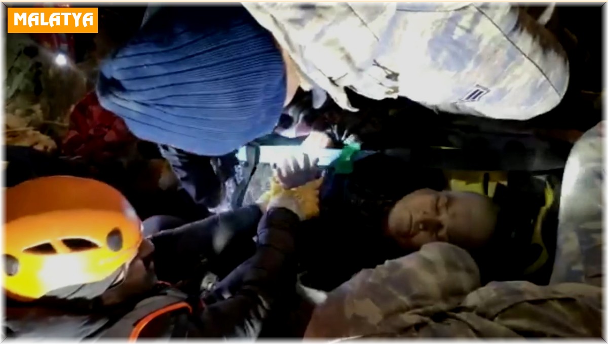 44 saat enkaz altında kalan yaşlı kadın kurtarıldı