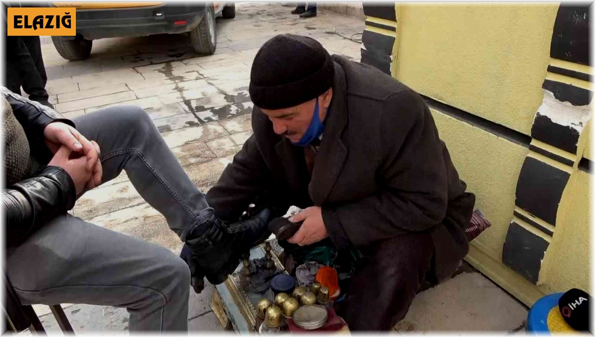 45 yıldır ayakkabı boyayarak evini geçindiriyor