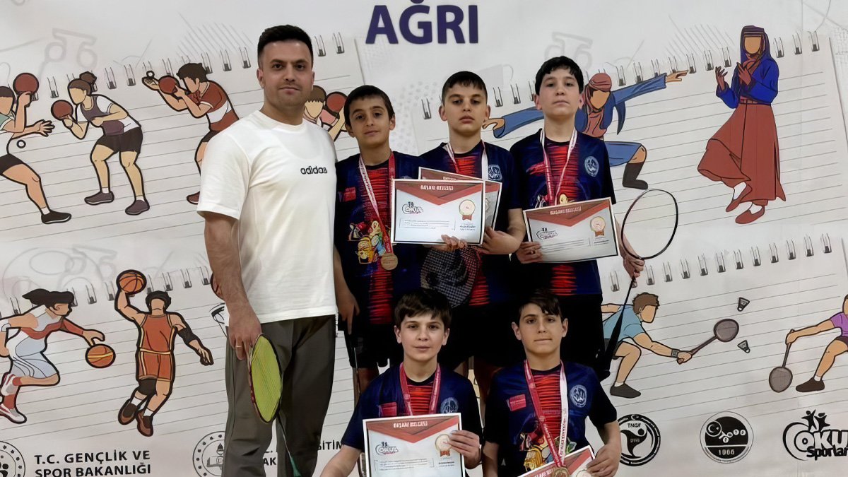 Ağrı'da Kaymakam Özgür Azer Kurak Ortaokulu badminton'da grup şampiyonu oldu