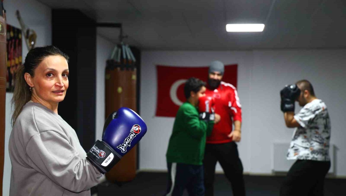 47 yaşındaki hemşire anne çocuklarıyla birlikte eldiven giyip ringe çıktı