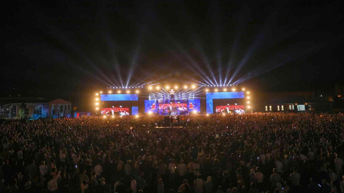 Doğubayazıt’ta Ağrı Dağı eteklerindeki müzik festivaline yaklaşık 20 bin kişi katıldı
