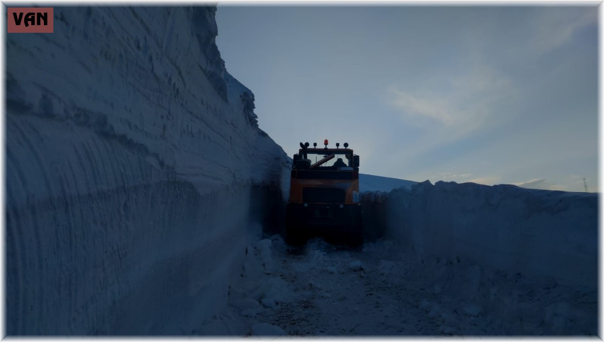 5-6 metreyi geçen karda zorlu yol açma çalışması