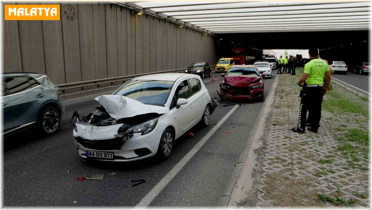 5 aracın karıştığı kazada 3 kişi yaralandı